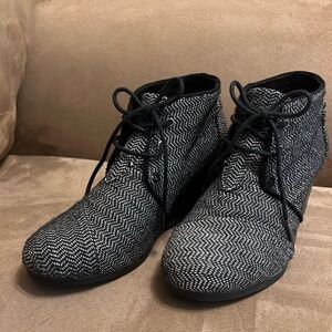 Toms Black Herringbone Wedge Booties size 8